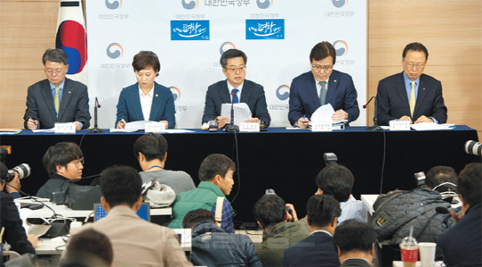 김동연 부총리겸 기획재정부 장관(왼쪽 세번째)이 24일 정부서울청사에서 범 정부 차원에서 마련한 '가계부채 종합대책'을 발표하고 있다. 정부는 신DTI(총부채상환비율)와 DSR(총부채원리금상환비율) 등 고강도 대출규제로 현재 두 자릿수인 가계부채 증가율을 연 8%대로 안정화시켜 연착륙을 유도할 방침이다.  유동일기자 eddieyou@